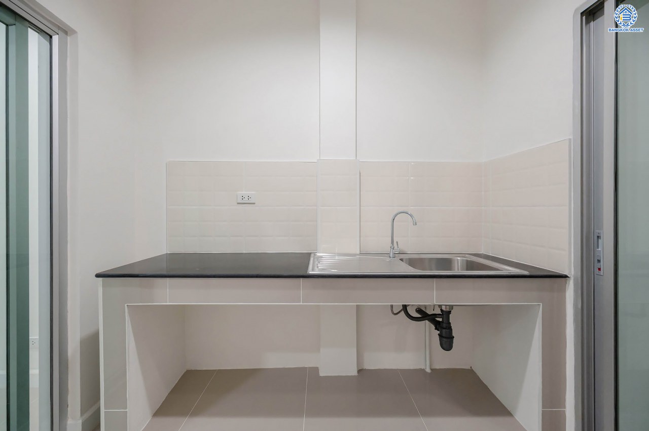 บ้านมือสองตกแต่งใหม่ โครงการ วิสต้าปาร์ค แจ้งวัฒนะ ทาวน์โฮม 3 ชั้น จากแบรนด์ SC Asset บนเนื้อที่ 22.9 ตร.ว. ฟังก์ชัน 3 ห้องนอน 3 ห้องน้ำ จอดรถได้ 2 คัน บนทำเลโซนเมือง บนทำเลคุณภาพ ติดถนนเลี่ยงเมืองปากเกร็ด ใกล้เซ็นทรัล แจ้งวัฒนะ, เมืองทองธานี, จุดขึ้นทางด่วน "แจ้งวัฒนะ" และรถไฟฟ้าสายสีชมพู "สถานีสามัคคี"